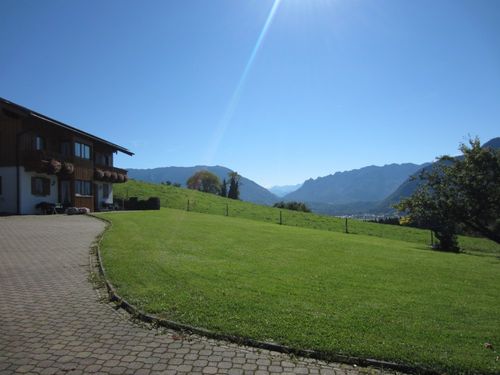 Spielwiese mit Aussicht auf die Berge