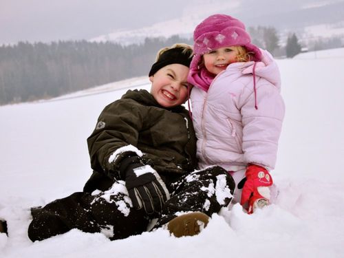 Kinder beim Schneetoben im Winter Kinder beim Schneetoben im Winter