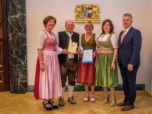 Wir haben die Auszeichnung "Goldener Gockel 2019" erhalten Wir haben die Auszeichnung "Goldener Gockel 2019" erhalten