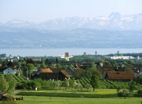 Blick über Ailingen, dem Bodensee in die Schweizer Alpen Blick über Ailingen, dem Bodensee in die Schweizer Alpen