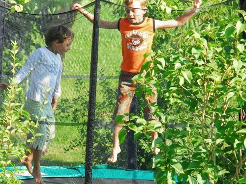 Beim springen auf dem Trampolin Beim springen auf dem Trampolin