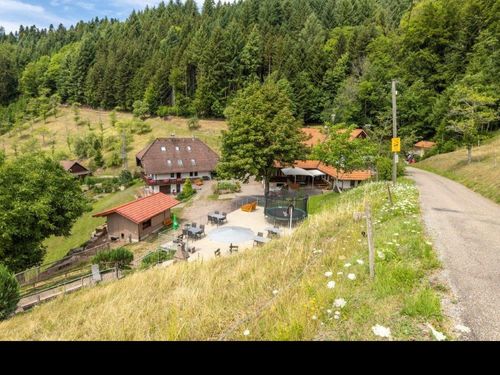Das Hofgelände mit Spielplatz Das Hofgelände mit Spielplatz