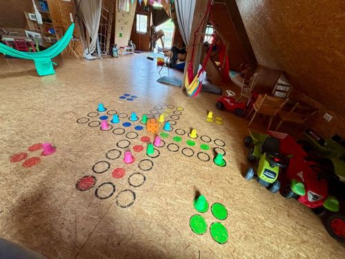 Spielscheune mit Klettermöglichkeit, Schaukel, Trettraktoren, Hüpftieren usw. Spielscheune mit Klettermöglichkeit, Schaukel, Trettraktoren, Hüpftieren usw.