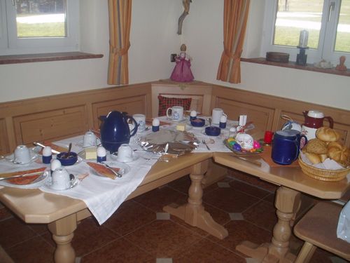 Aufenthaltsraum mit Frühstück Aufenthaltsraum mit Frühstück