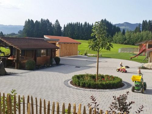 Hier können Ihre Kinder mit unserem Kinderfuhrpark fahren Hier können Ihre Kinder mit unserem Kinderfuhrpark fahren