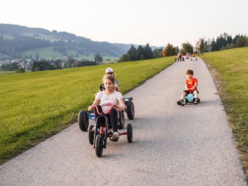 ein großer Fuhrpark steht bereit