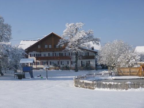 Haus und Teich im Winter Haus und Teich im Winter
