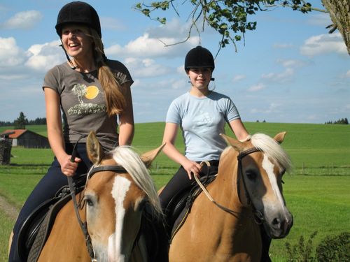 Davon träumen alle Mädchen im Urlaub - Ausreiten Davon träumen alle Mädchen im Urlaub - Ausreiten