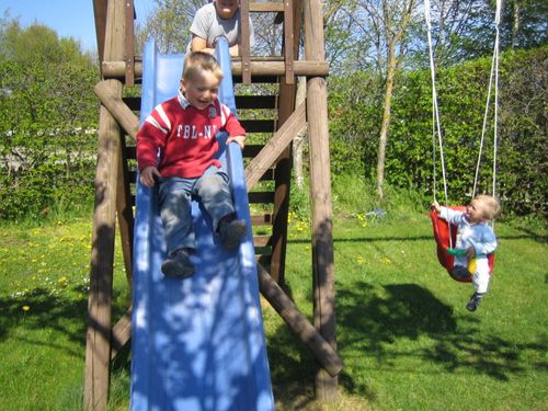 Unser Spielplatz mit viel Platz zum Spielen und Toben Unser Spielplatz mit viel Platz zum Spielen und Toben