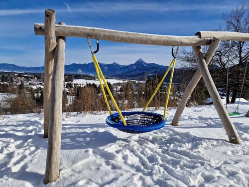 Schaukeln macht auch im Winter Spaß. Schaukeln macht auch im Winter Spaß.