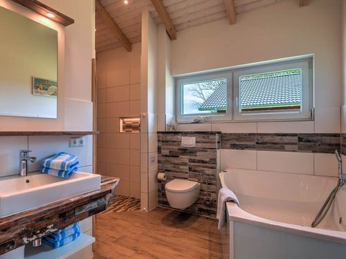 Wellnessbad mit Sauna und Whirlwanne Wellnessbad mit Sauna und Whirlwanne