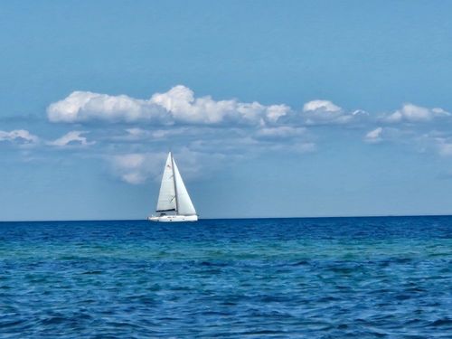 Ostsee mit Segelboot