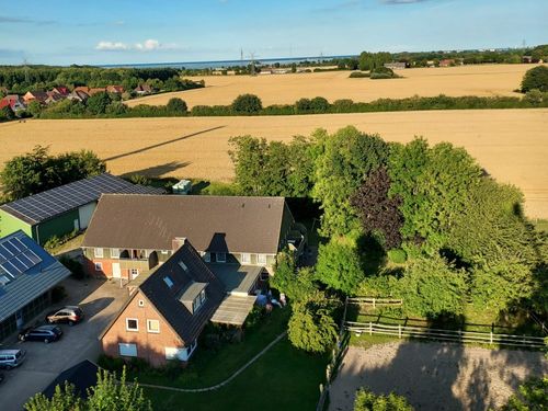 Hofbild von oben und im Hintergrund der Wald, die Schlei und die Ostsee Hofbild von oben und im Hintergrund der Wald, die Schlei und die Ostsee
