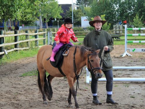 Ponyreiten ist bei uns immer unter reitpädagogischer Anleitung Ponyreiten ist bei uns immer unter reitpädagogischer Anleitung
