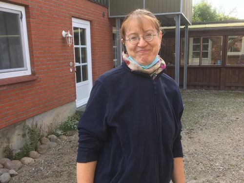 Frauke Siemen Betriebsleiterin auf dem Hofplatz unterwegs Frauke Siemen Betriebsleiterin auf dem Hofplatz unterwegs