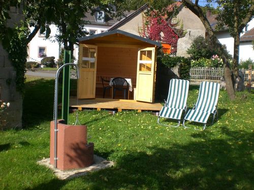 Gartenhaus mit Spiel-und Liegewiese Gartenhaus mit Spiel-und Liegewiese