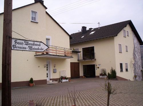 Hausansicht mit Parkplatz