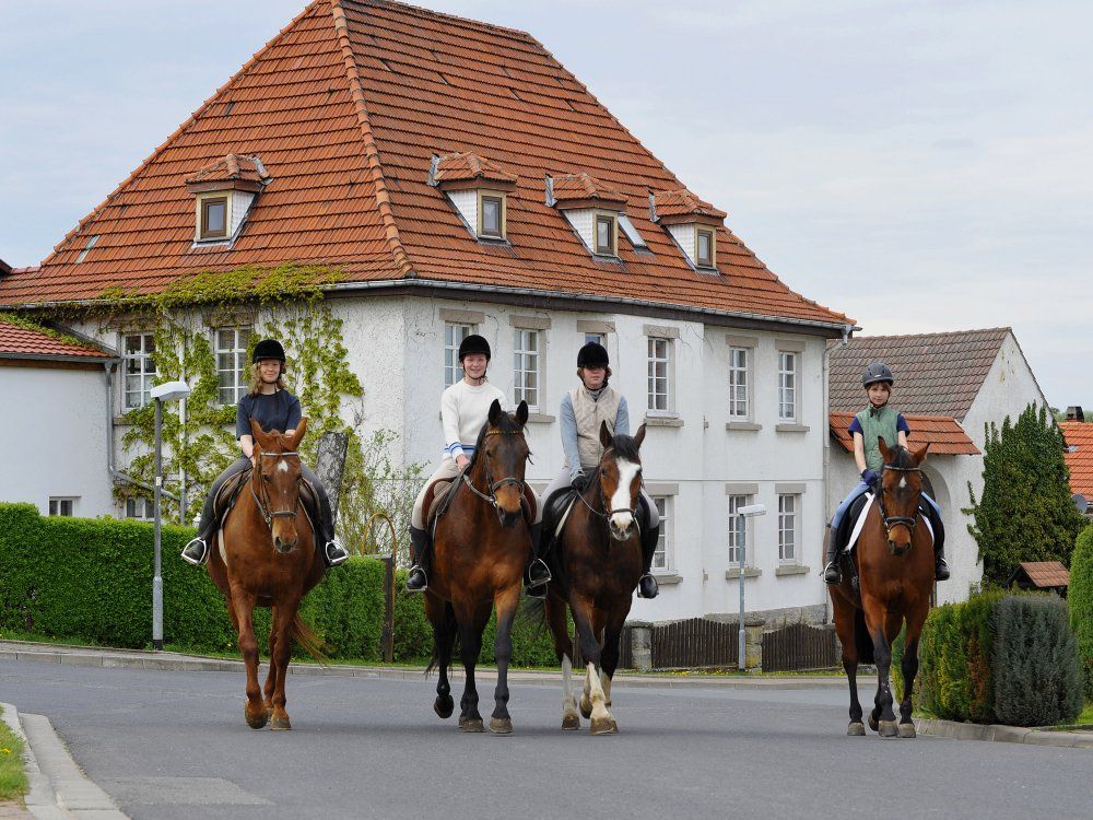 Hofansicht mit Reitern Hofansicht mit Reitern