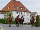 Hofansicht mit Reitern Hofansicht mit Reitern