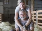 Kinder füttern im Stall die Ziegen Kinder füttern im Stall die Ziegen