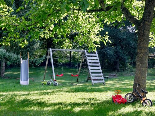 Garten mit Spielplatz am Alten Forstamt Garten mit Spielplatz am Alten Forstamt