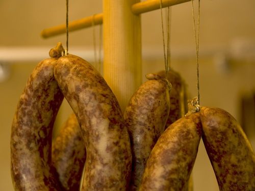 Hausgemachte Wurst im Hofladen Hausgemachte Wurst im Hofladen