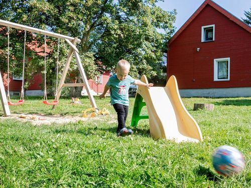Garten mit Spielplatz vorm Bergbauernhaus Garten mit Spielplatz vorm Bergbauernhaus