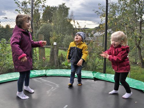 Kinder auf dem Trampolin Kinder auf dem Trampolin