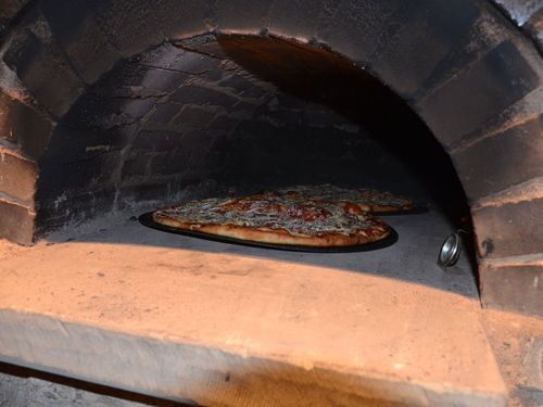 Pizza backen im Holzbackofen Pizza backen im Holzbackofen