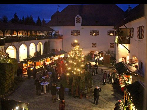 Jährlich veranstalten wir einen romantischen Weihnachtsmarkt Jährlich veranstalten wir einen romantischen Weihnachtsmarkt