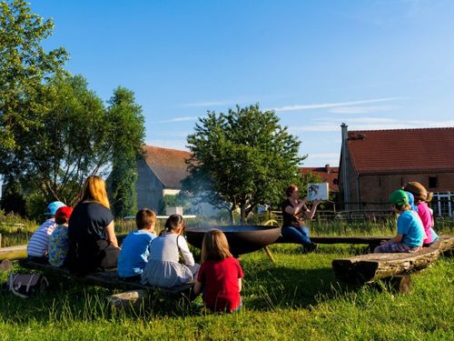 Kinderbetreuung am Lagerfeuer Kinderbetreuung am Lagerfeuer