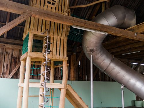 Kletterturm mit Rutsche Kletterturm mit Rutsche