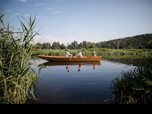 Familienausflug mit dem Boot Familienausflug mit dem Boot