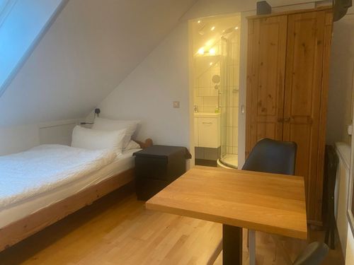 Ferienzimmer Sonnenseite Bett und Tisch Ferienzimmer Sonnenseite Bett und Tisch