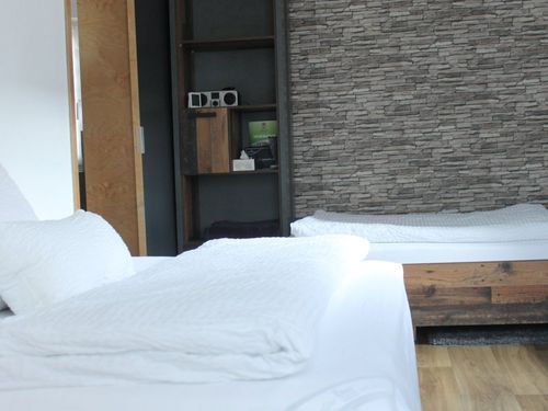 Ferienzimmer Gartenblick, Schlafsofa und Bett Ferienzimmer Gartenblick, Schlafsofa und Bett
