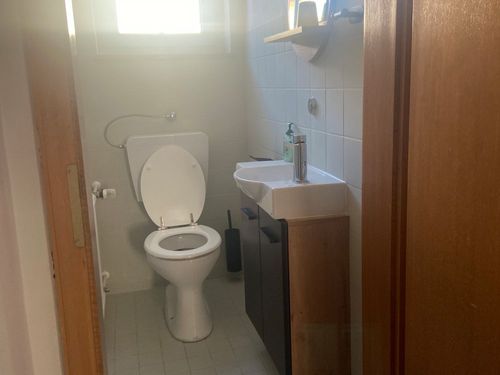 Waschbecken und WC Hofblick- Waschbecken und WC Hofblick-