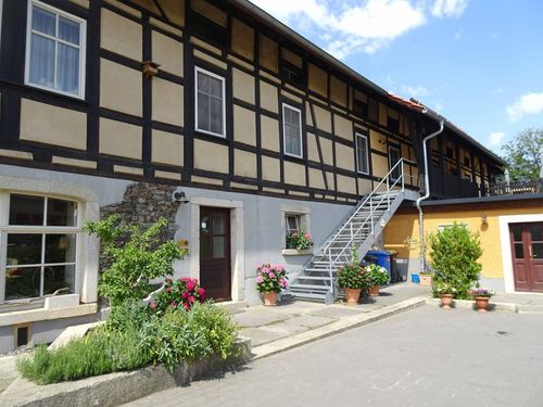 Zugang zu den Unterkünften und zur Dachterrasse