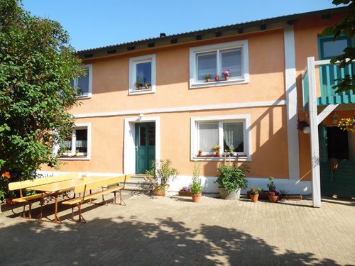 Haus und Hof im Frühling Haus und Hof im Frühling