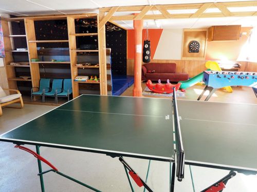 Spielraum mit Dart, Tischtennisplatte, Boulderwand, Orgel....