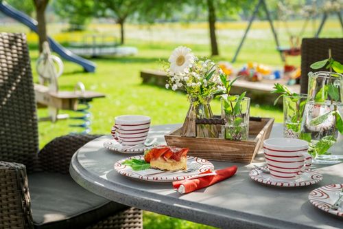 den Garten genießen bei Kaffee und Kuchen