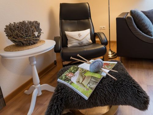 gemütlicher Sessel im Wohnzimmer