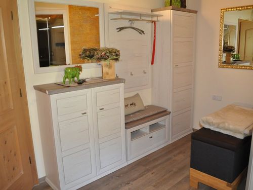 garderobe im zusätzlichen schlafzimmer