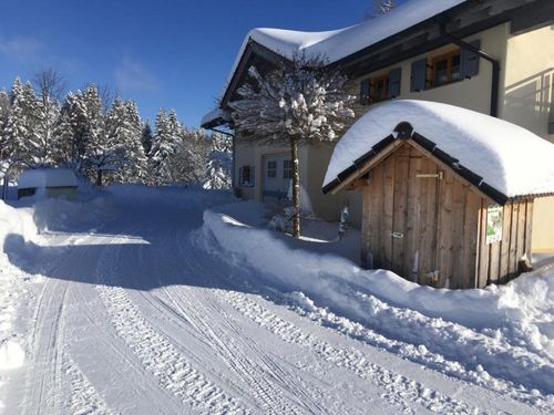 hausansicht im winter