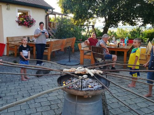 Stockbrot backen im Hof Stockbrot backen im Hof