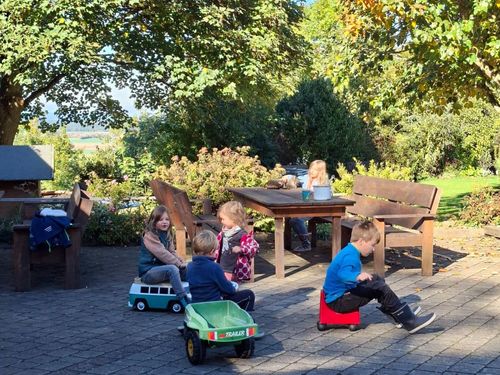 Spielen im Hof Spielen im Hof