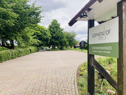 Hofeinfahrt mit Parkplatz