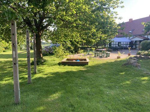 Der Spielplatz und der Eingang zum Café