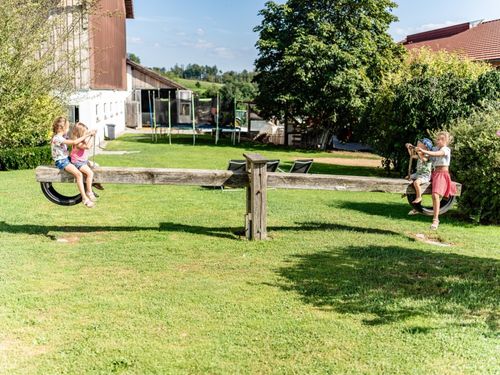Wippe und Trampolin
