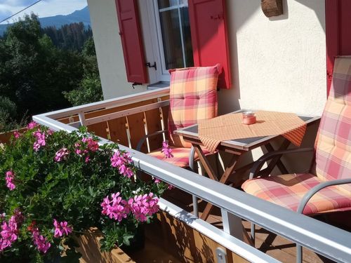 Gemütlicher Sitzplatz auf dem Balkon
