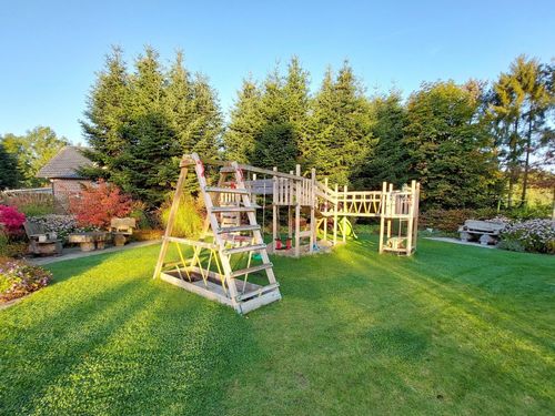 Spielturm mit Schaukeln und Rutsche Spielturm mit Schaukeln und Rutsche
